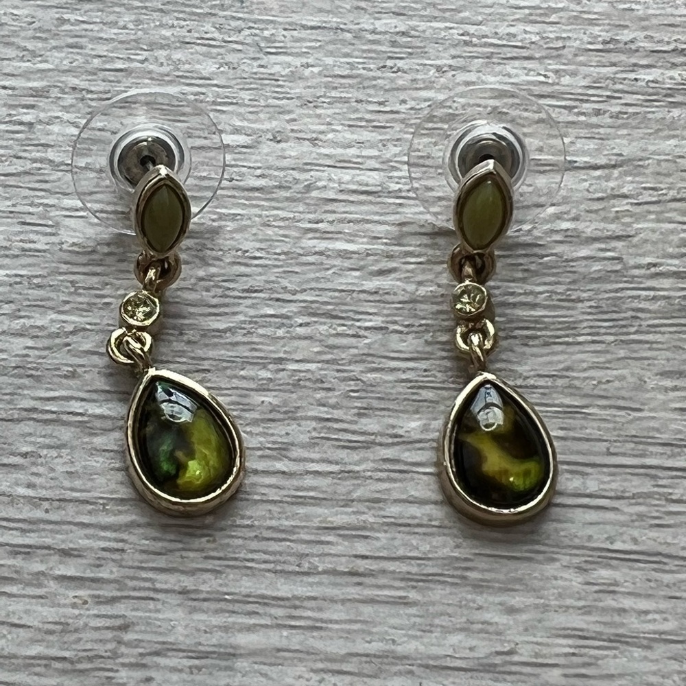 Great Condition. Beautiful green and gold drop earrings.